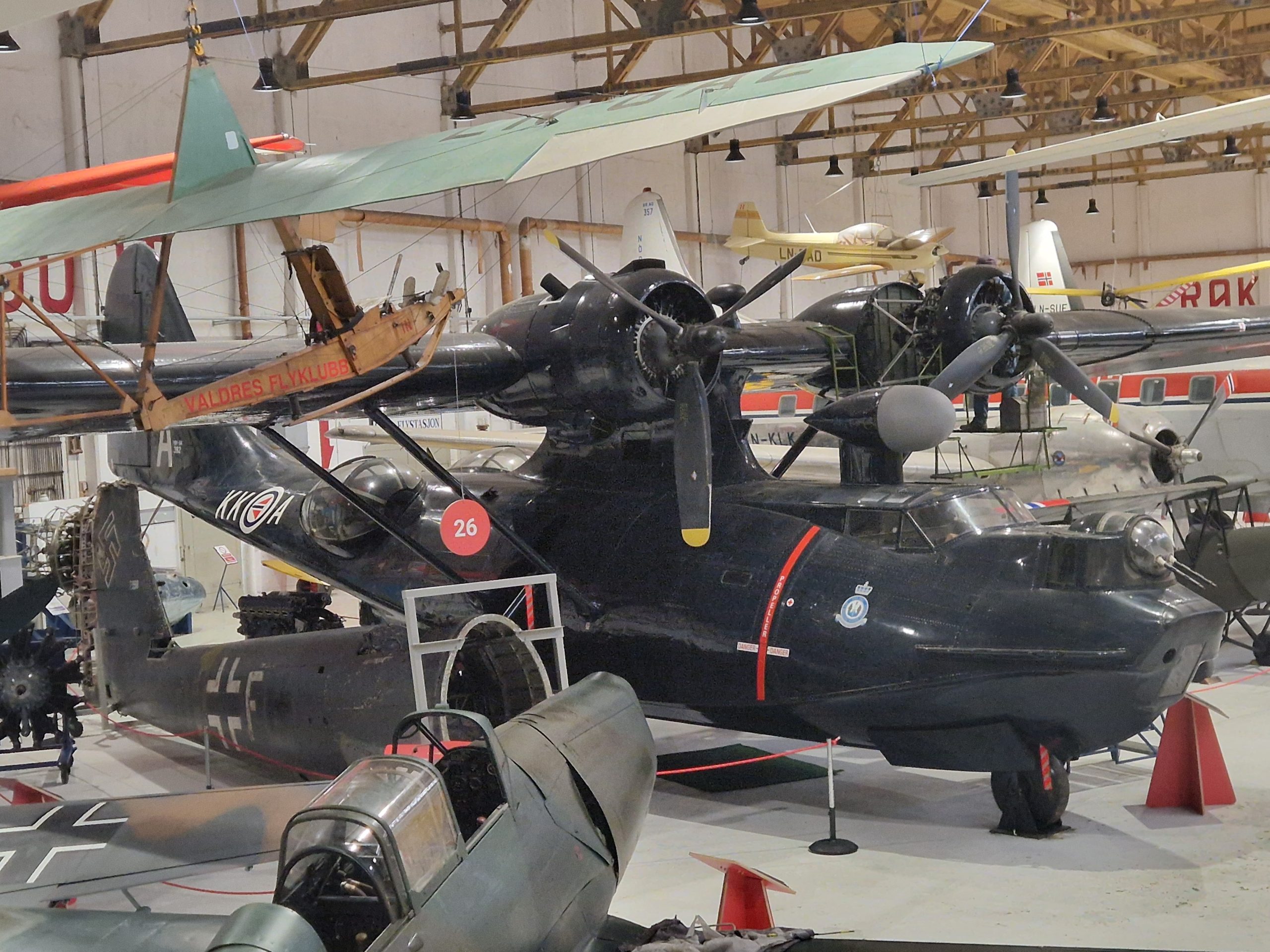 Sjøflyet Consolidated PBY-5A Catalina i hangaren saman med fleire andre fly
