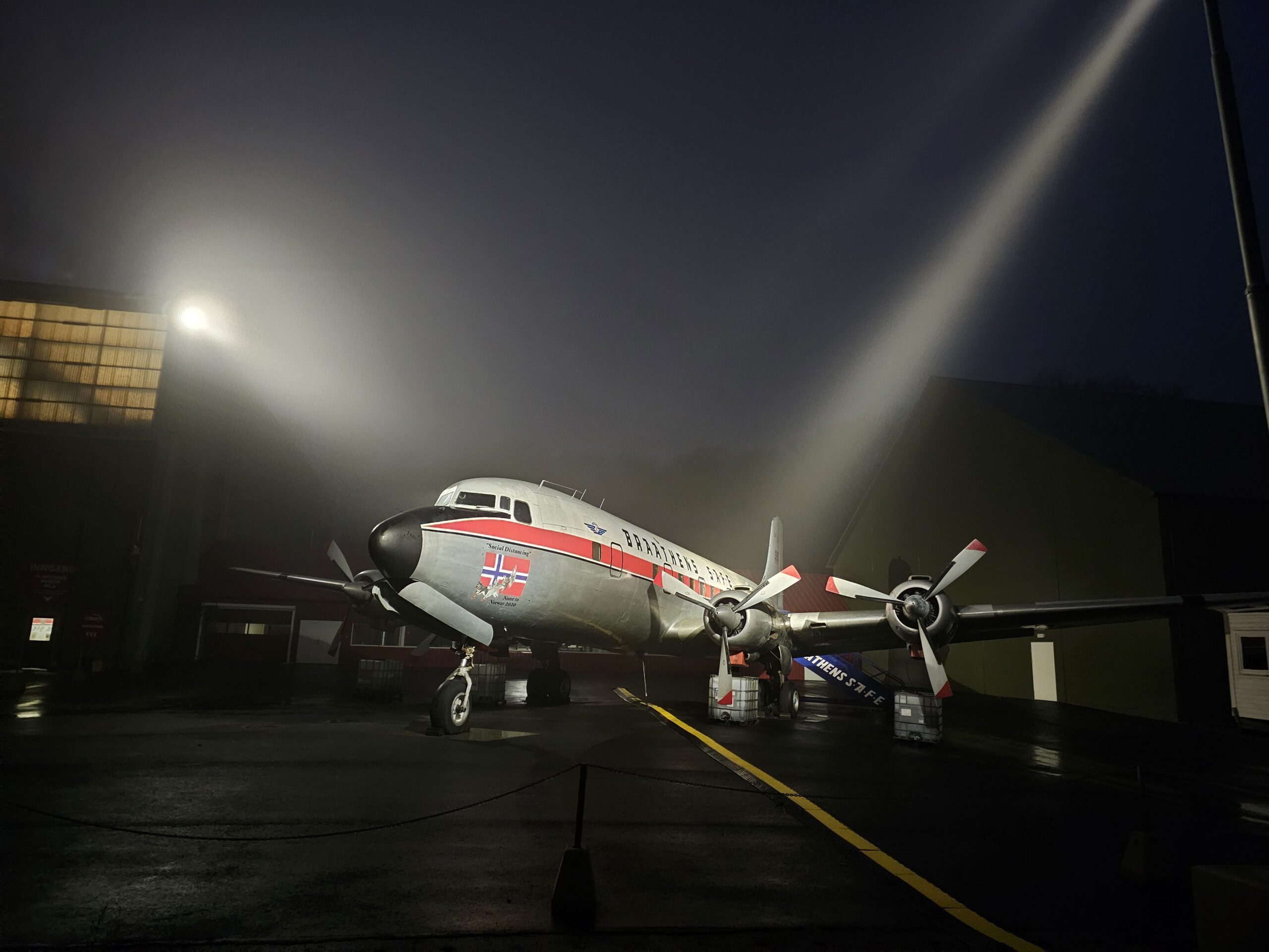 Douglas DC-6B utanfor Flyhistorisk Museum Sola ein kveld med tåke
