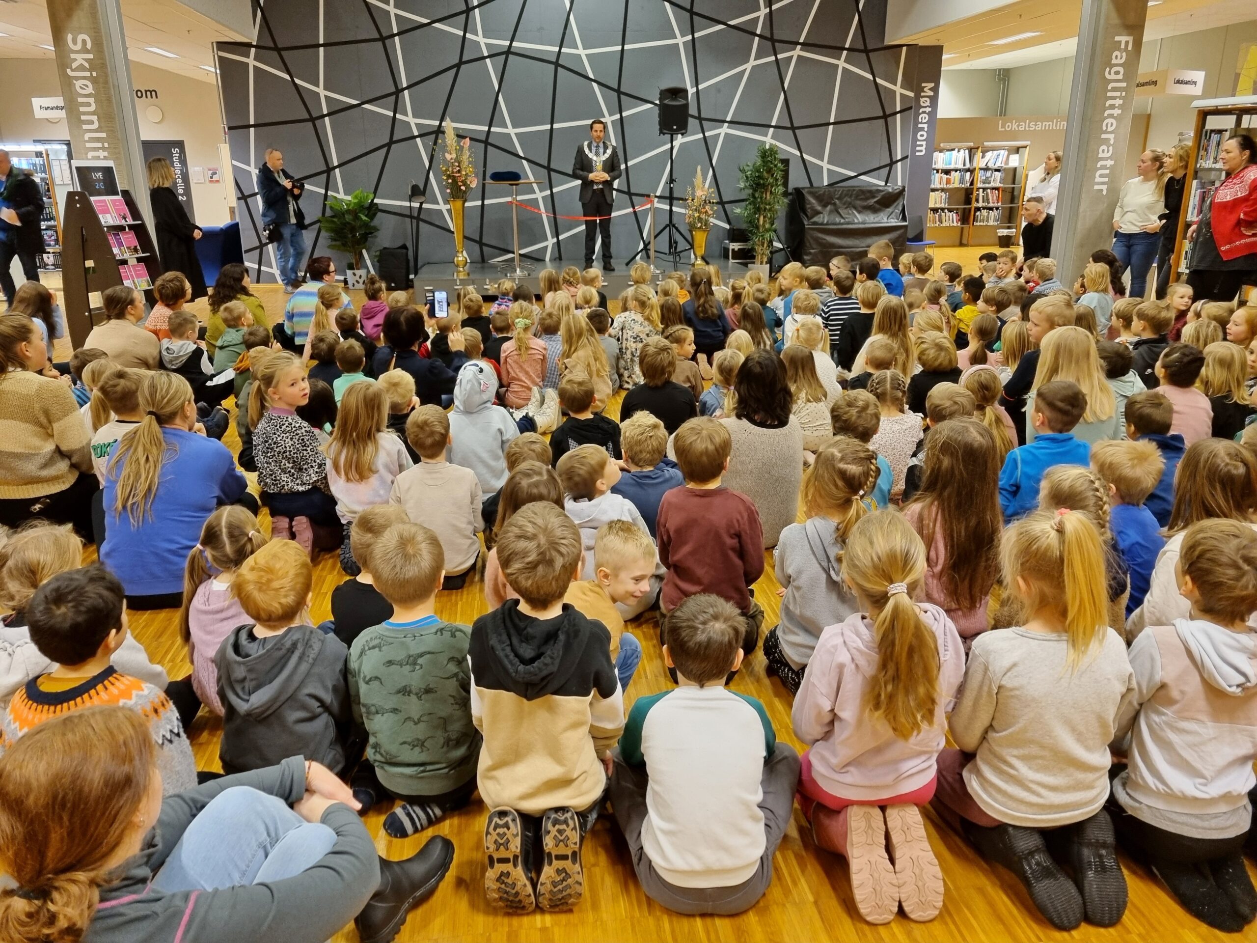 På biblioteket