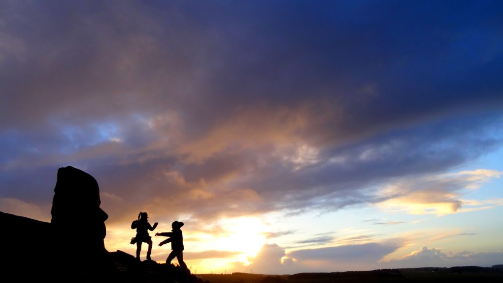 Born i silhuett ved solnedgang