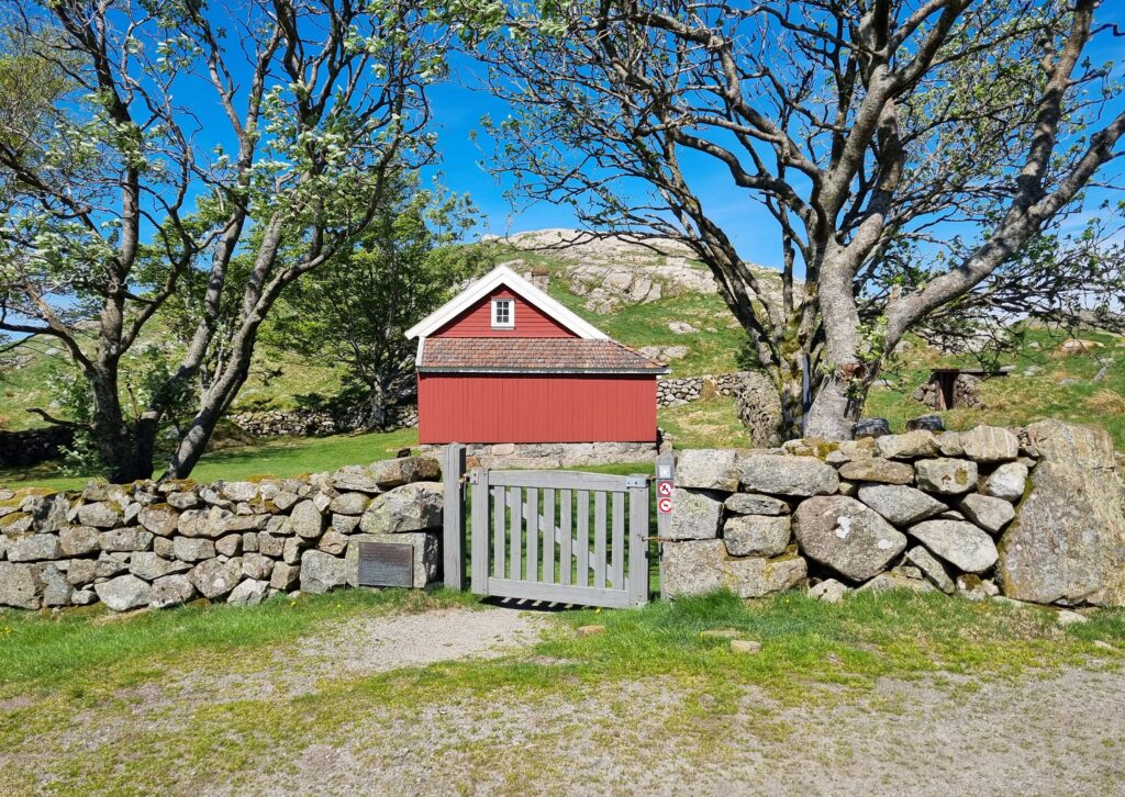 Det raude huset bak steingarden