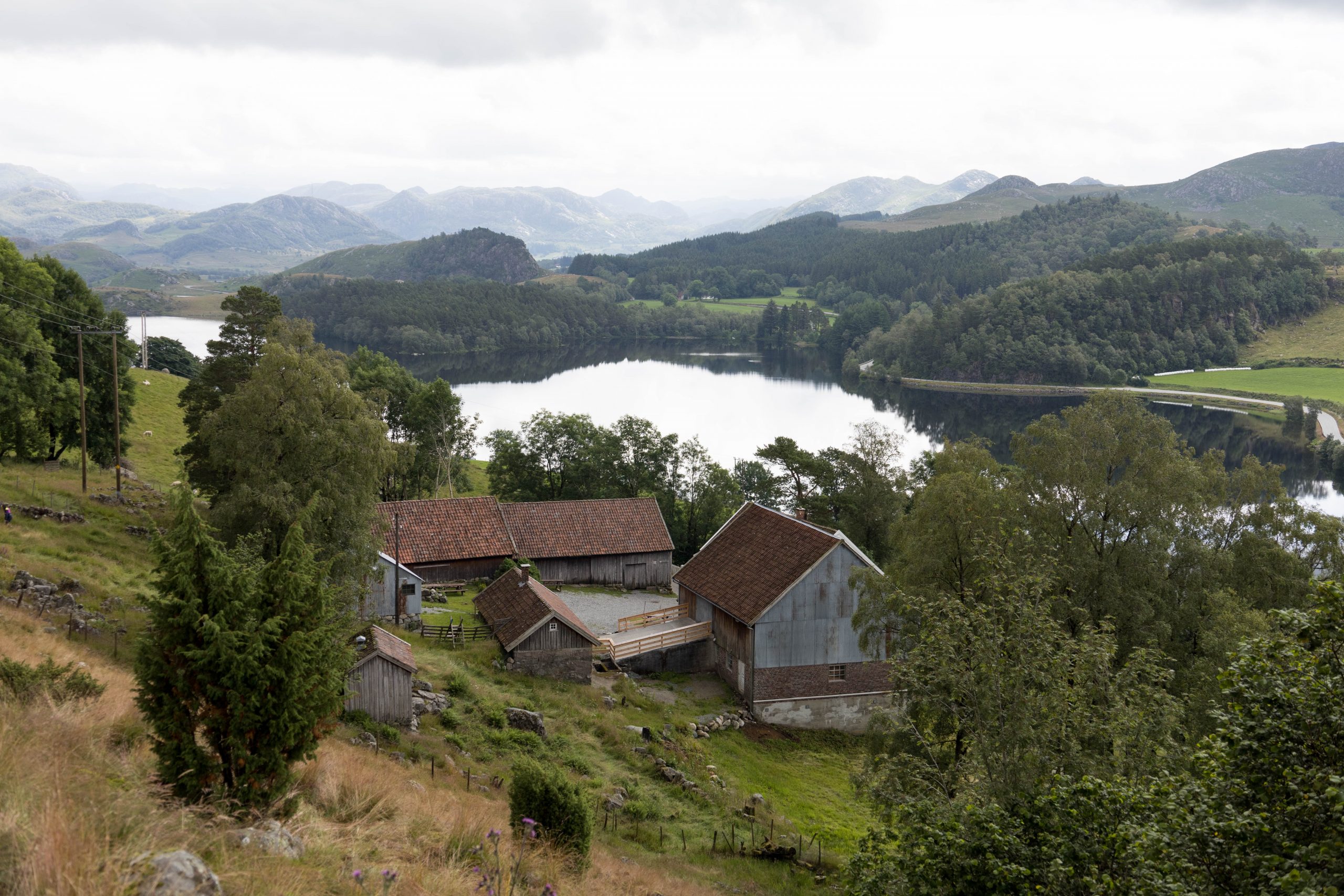 Limagarden sett ovanfrå, med Limavatnet og fjella i bakgrunnen