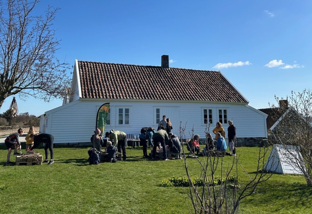 Born på tunet framfor våningshuset