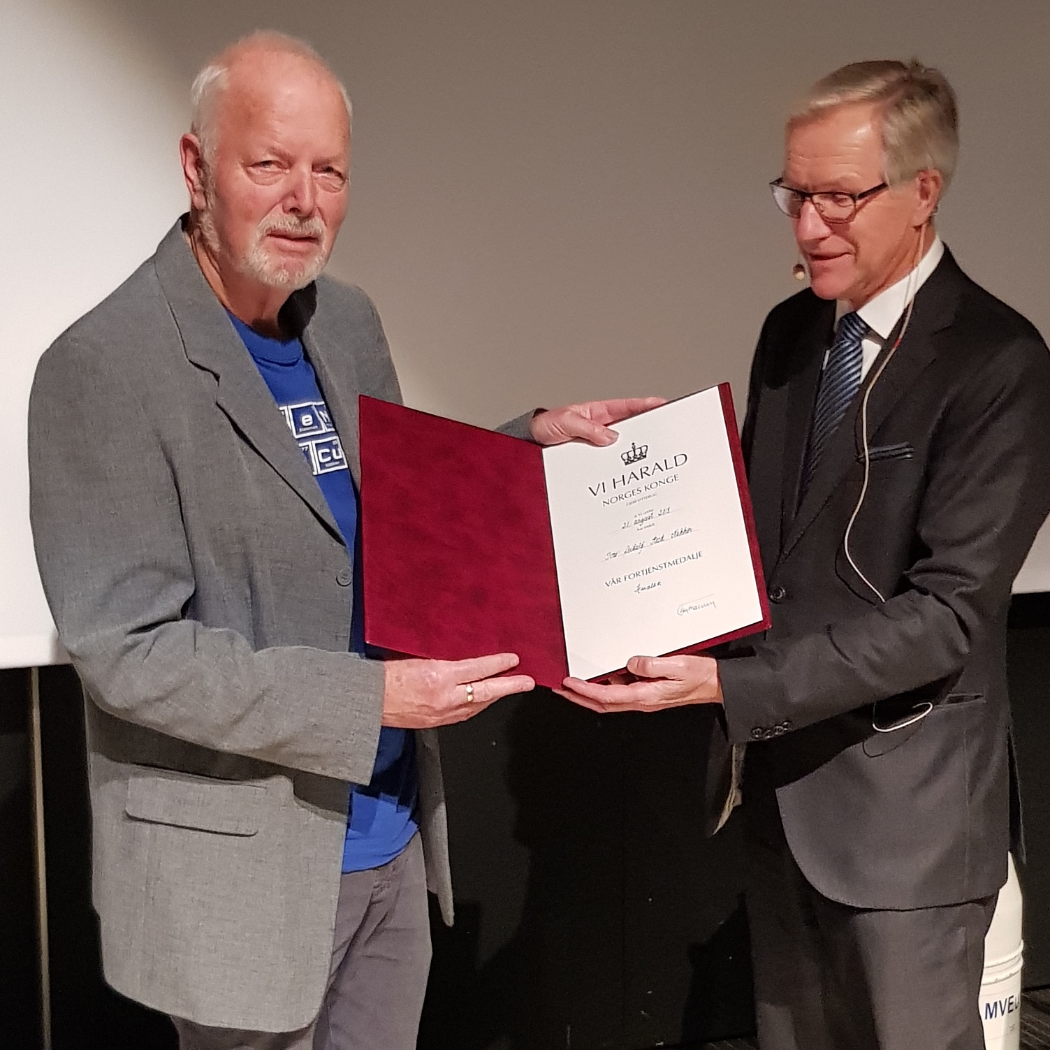 Ivar fekk overrekt medaljen av assisterande fylkesmann i Rogaland, Harald Thune.