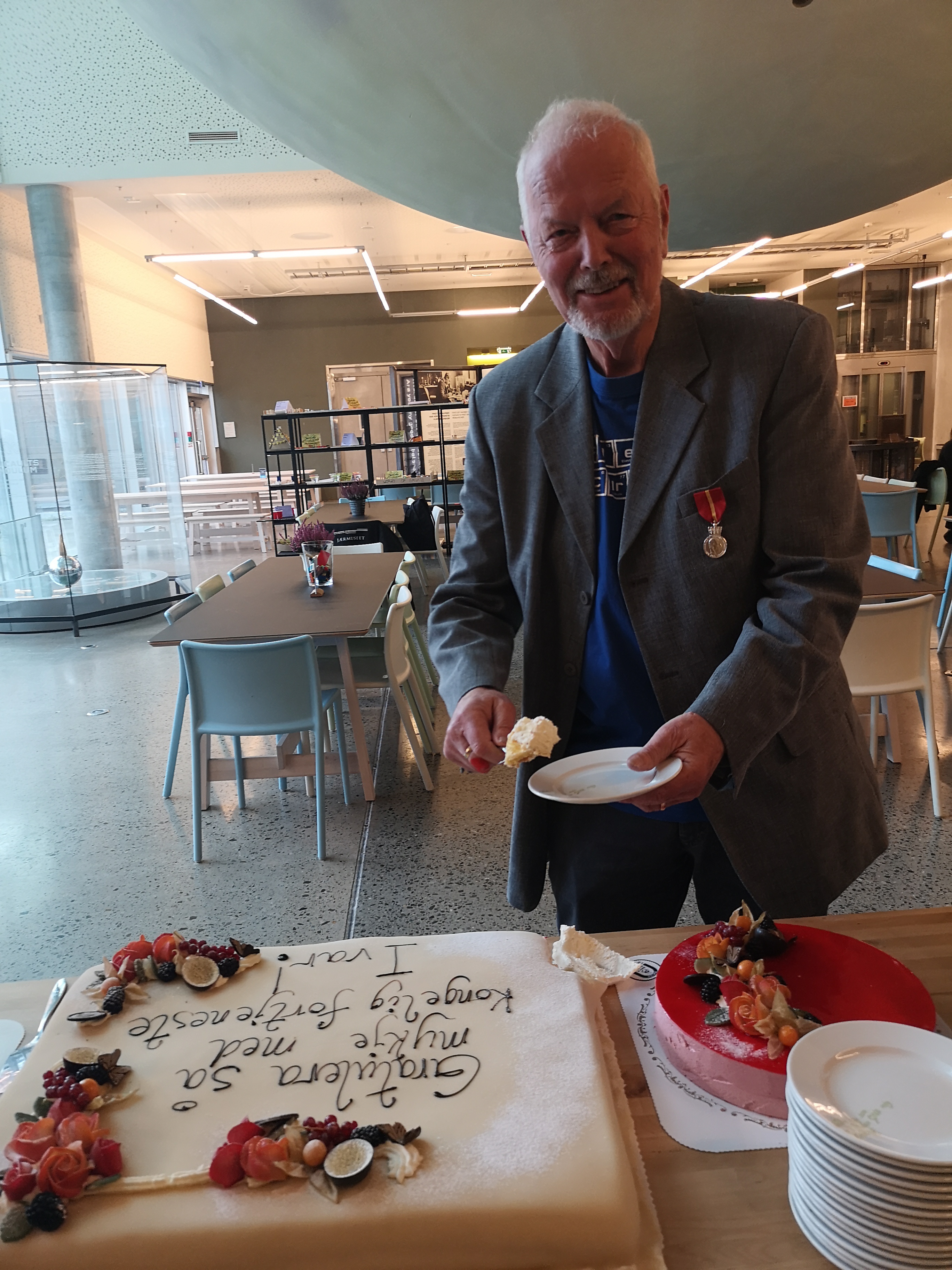 Kake høyrer med til feiringa! Alle dei tilsette i Jærmuseet samt andre gjester var til stades på Vitenfabrikken.