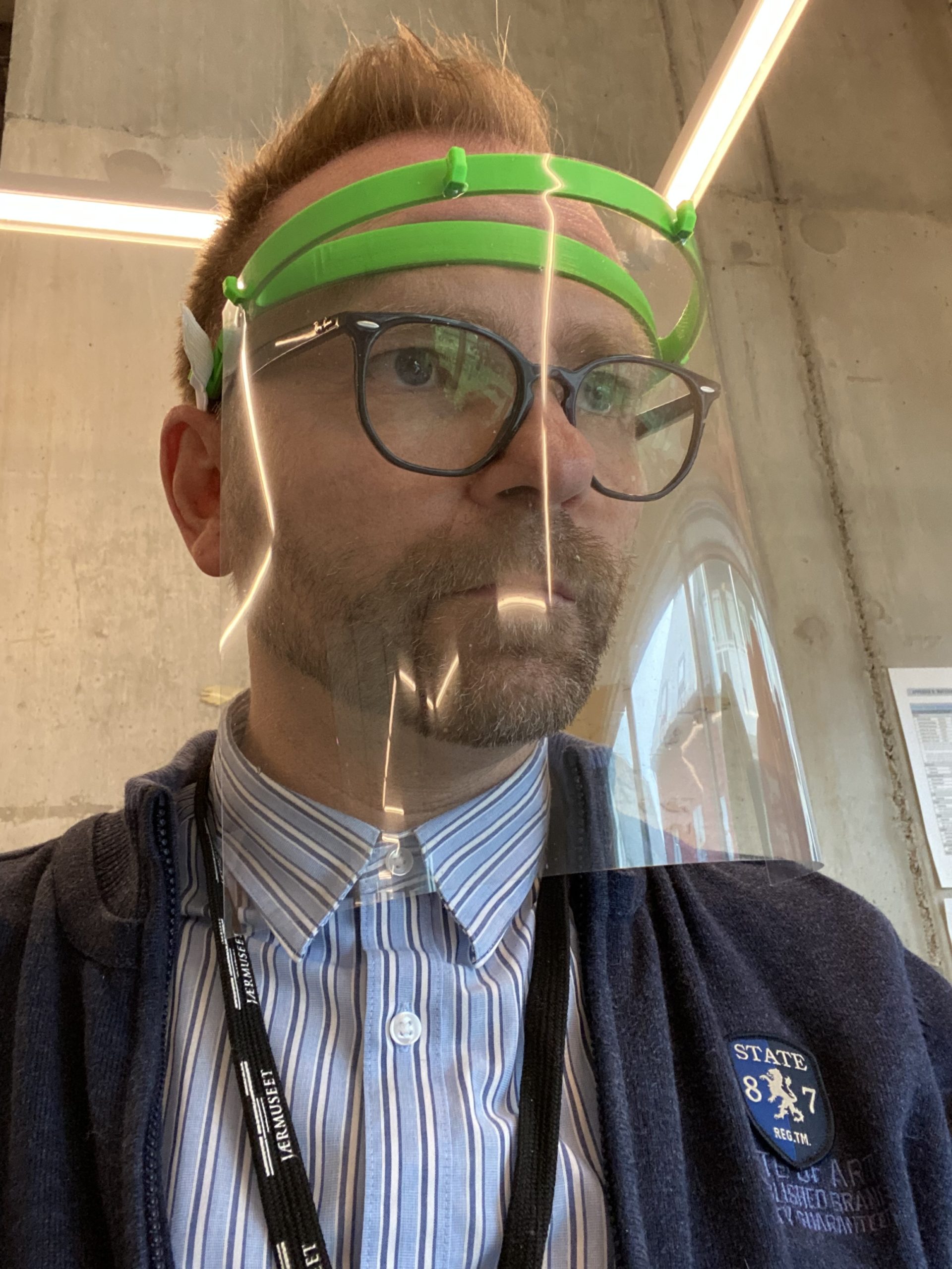 John Arne Frafjord ved Vitenfabrikken tester eit av visira.