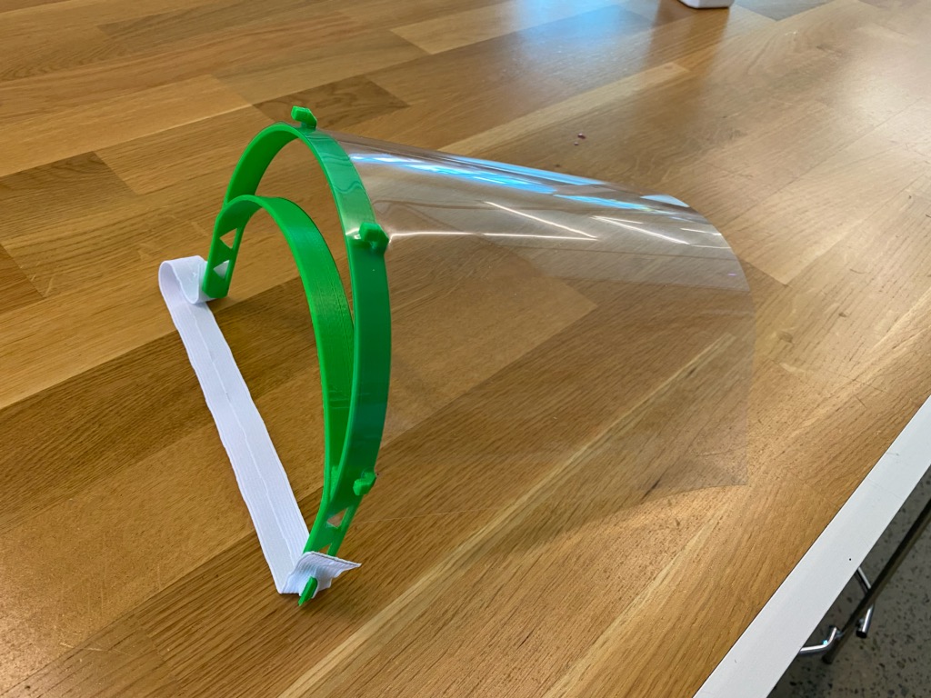 Slik ser visira ut. I tillegg til den 3D-printa delen, vert det lagt på gjennomsiktige omslagsark og strikker.