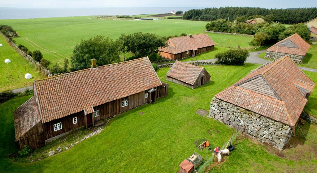 Grødalandstunet with its buildings from the 1700s and 1800s right by the sea